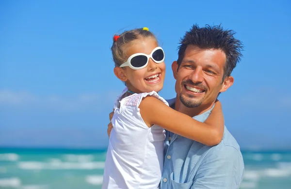 Отец с дочерью пляж — стоковое фото