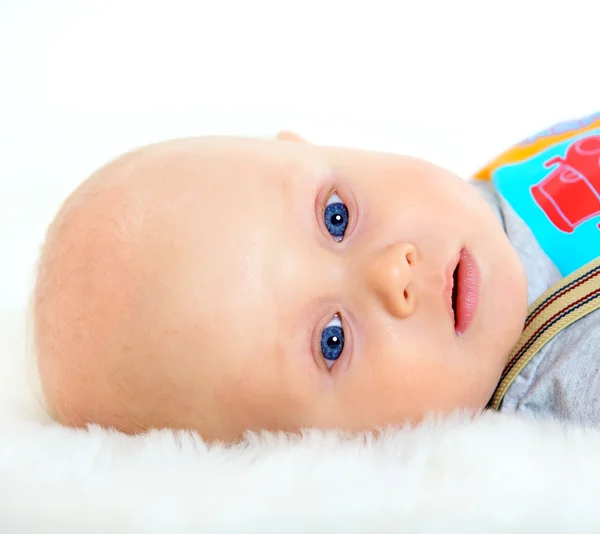 Primo piano ritratto di carino bambino su sfondo bianco — Foto Stock