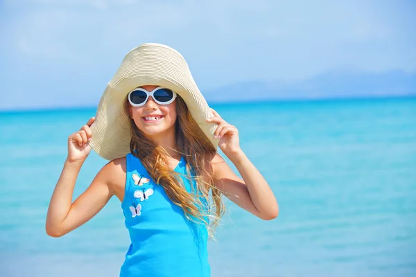 Nettes Mädchen mit Hut am Strand — Stockfoto