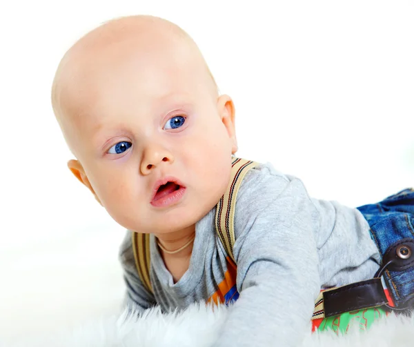 Närbild porträtt av söt pojke på vit bakgrund — Stockfoto