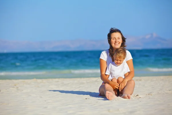 Glada vackra mor och son njuter av stranden tid — Stockfoto