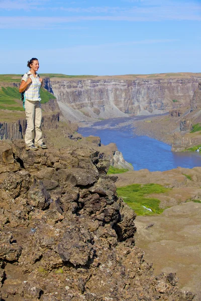 Vista da mulher andando perto da famosa cachoeira Dettifoss no Parque Nacional Vatnajokull, nordeste da Islândia — Fotografia de Stock