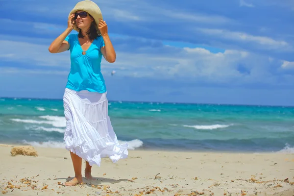 모자는 바다 근처에 있는 여자 — 스톡 사진