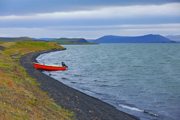 Iceland paisagem com barco — Fotografia de Stock