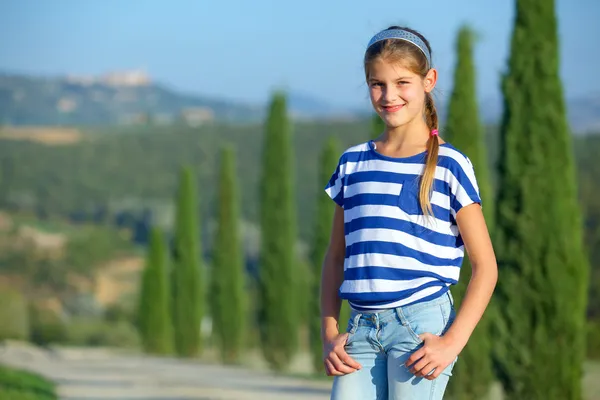 Glad tjej i toskanska — Stockfoto