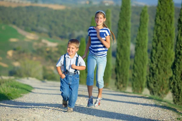 Família feliz na Toscana — Fotografia de Stock