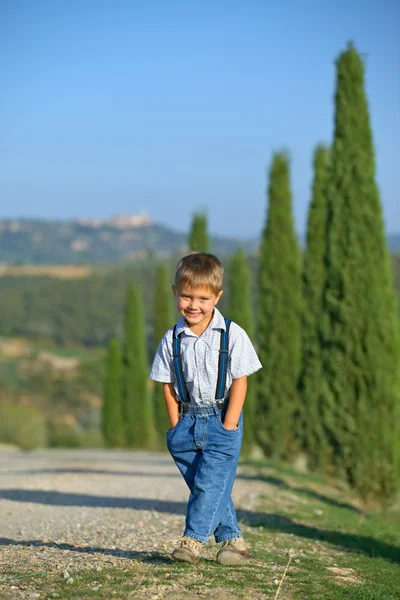 Gelukkige jongen in Toscaanse — Stockfoto