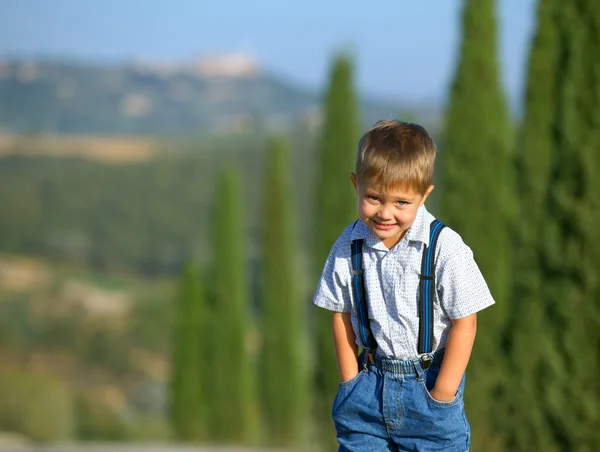 Счастливый мальчик в Тоскане — стоковое фото