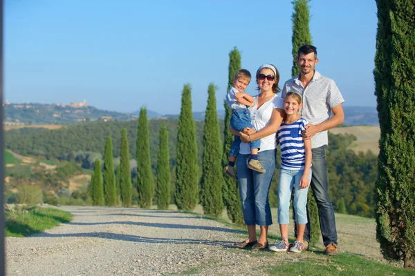 Família feliz na Toscana — Fotografia de Stock