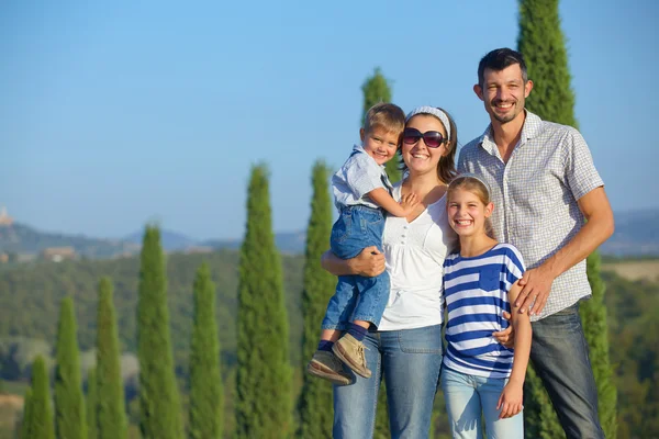 幸福的家庭在托斯卡纳 — 图库照片