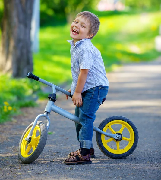 Menino numa bicicleta — Fotografia de Stock