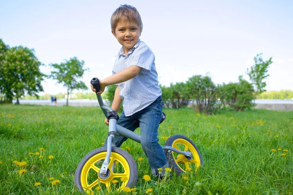 Liten pojke på cykel — Stockfoto