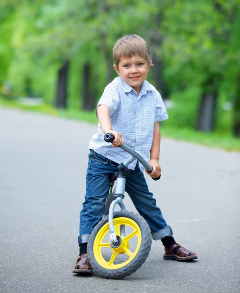 Kleine jongen op een fiets — Stockfoto