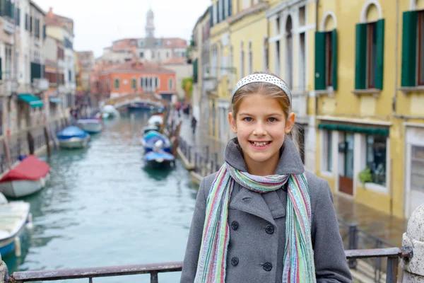 Venetiaanse weergave en meisje — Stockfoto