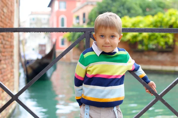 Венецианский вид и мальчик — стоковое фото