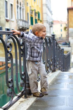 Venedik görünümü ve çocuk