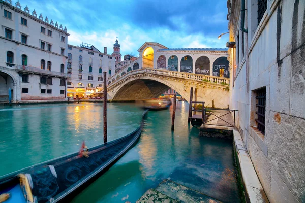 Ponte Rialto à noite, Veneza, Itália — Fotografia de Stock