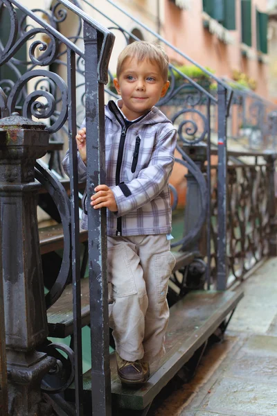 ヴェネツィア ビューと少年 — ストック写真