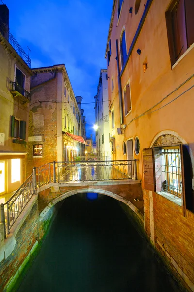 Egy utcai az éjszaka Velencében — Stock Fotó