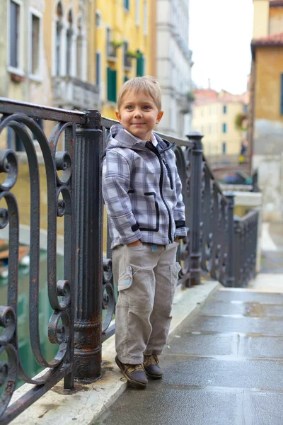Венецианский вид и мальчик — стоковое фото