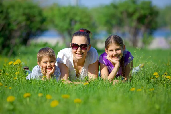 Glückliche Familie — Stockfoto