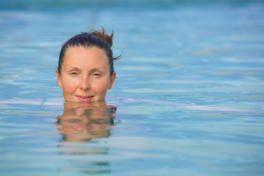 Mayo içinde gülümseyen kadın...
