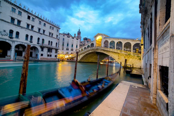 Rialtobrug 's nachts, Venetië, Italië — Stockfoto