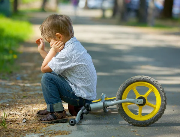 Malý chlapec na kole — Stock fotografie