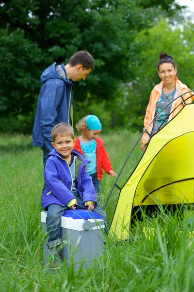 Ung pojke camping — Stockfoto