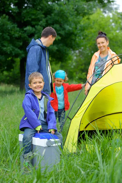 Ung pojke camping — Stockfoto