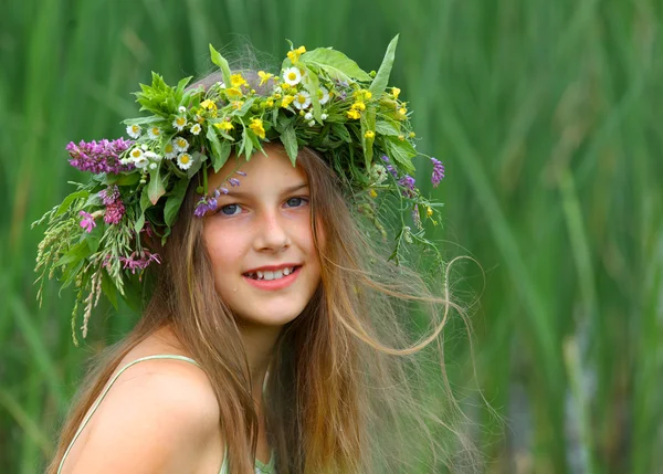 Mädchen Natur Kranz — Stockfoto