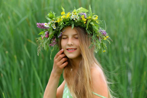 Mädchen Natur Kranz — Stockfoto