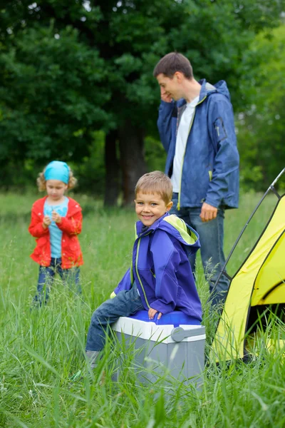 Jonge jongen camping — Stockfoto