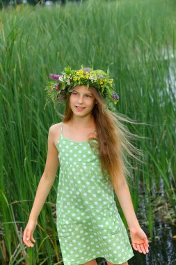 Kız doğa çelenk
