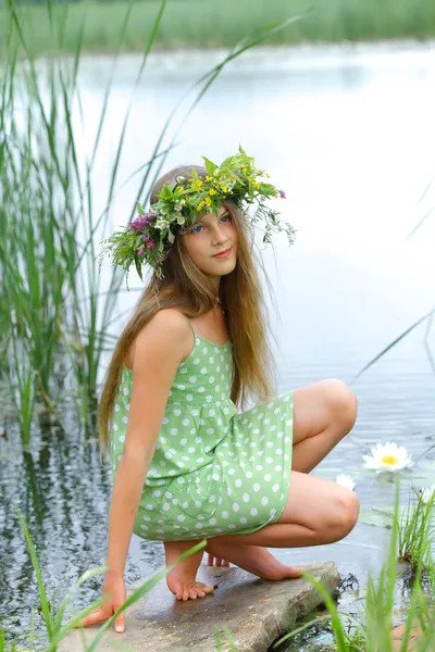 Girl nature wreath — Stock Photo, Image