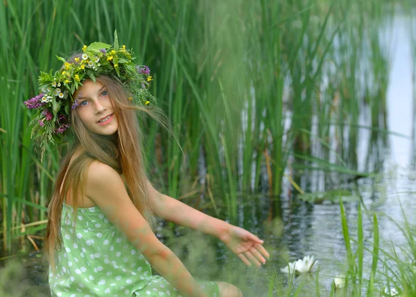 Mädchen Natur Kranz — Stockfoto