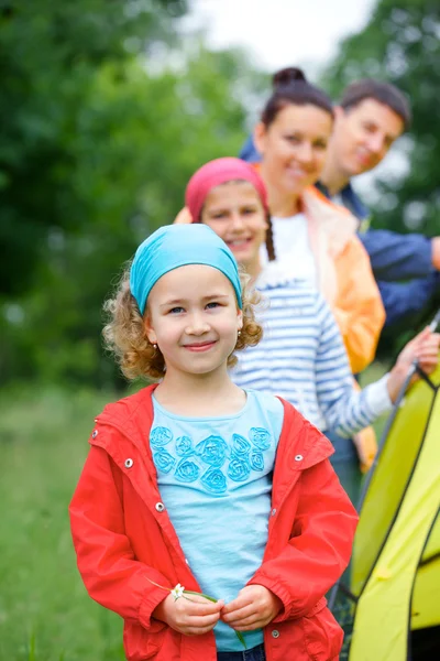 Ung flicka camping — Stockfoto