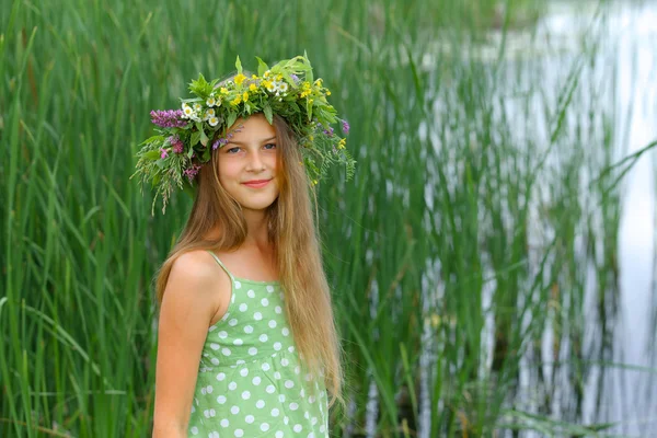 Fille couronne de la nature — Photo