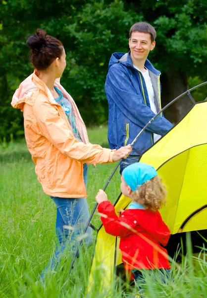 Familie camping in het park — Stockfoto