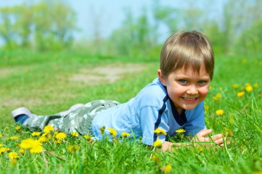 Dandelions arasında oturan kız