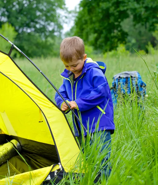 Jonge jongen camping met tent — Stockfoto