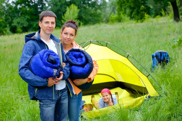 Couple camping in the park — Stock Photo, Image
