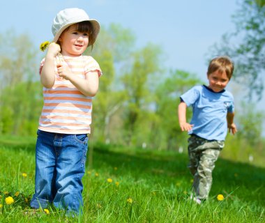 Dandelions arasında oturan kız