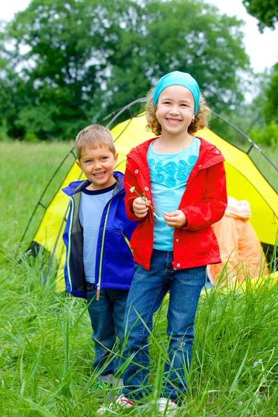 Sommar barn camping i tält — Stockfoto