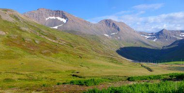 İzlanda üzerinde dağ manzarası