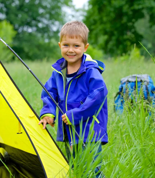 Giovane ragazzo campeggio con tenda — Foto Stock