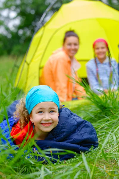 Ung flicka camping — Stockfoto