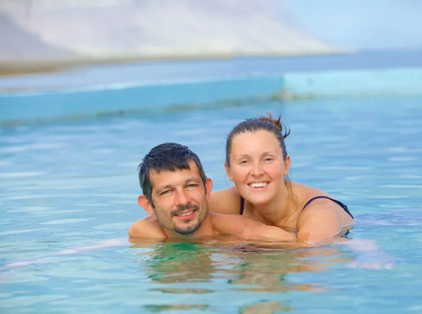 Donna sorridente in costume da bagno ... — Foto Stock