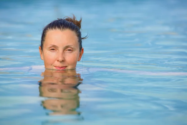 Donna sorridente in costume da bagno ... — Foto Stock