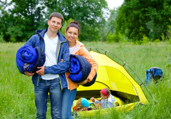 Paar zeltet im Park — Stockfoto